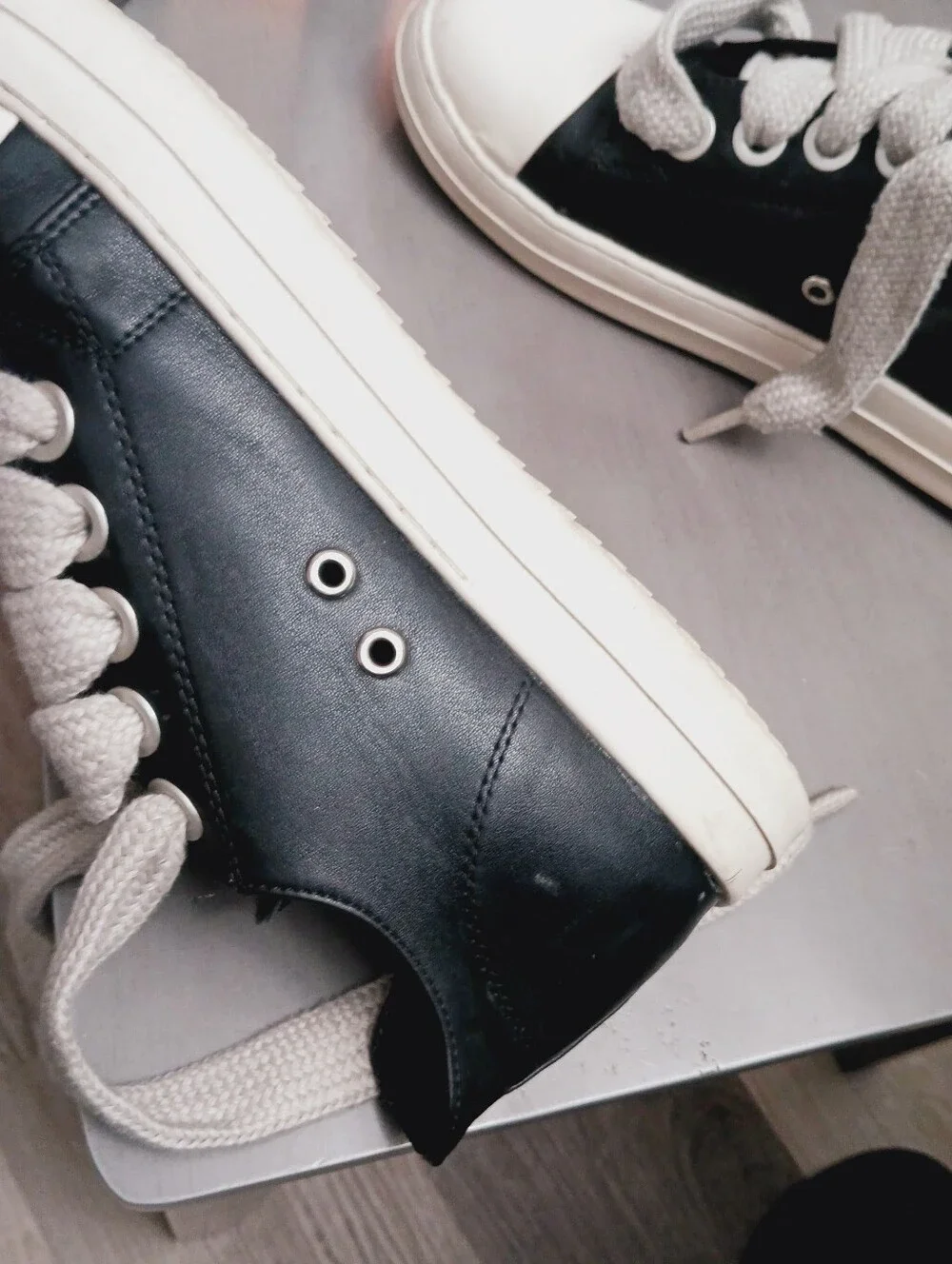 Men's Size 9.5 Black & White Low-Top Sneakers with Grey Laces